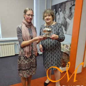 Сувенир, переданный кафедре медицинской статистики и кибернетики 12 февраля 1980 года слушателями цикла «Статистическая обработка материалов научных исследований»