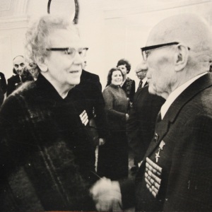 М.Д. Ковригина и Ф.Г. Кротков на торжественном вечере, посвященном 50-летию ЦОЛИУВ, в Колонном зале Дома союзов. Москва, 1 декабря 1980 (собр.музея РМАНПО)